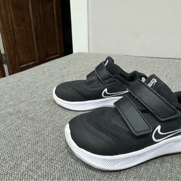 Nike Kids Black and White Sneakers - Picture 2 of 5